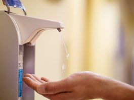 UE ia măsuri pentru dezinfectanții cu alcool. Experții avertizează asupra efectelor nocive